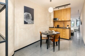 Ein modernes Interieur mit Essbereich, Küche und Meerblick.