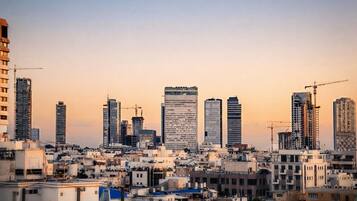 Linha do horizonte urbana com vários edifícios altos, alguns em construção, e uma combinação de edifícios residenciais e comerciais.