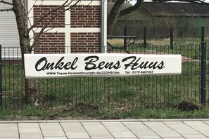 Immobilienanzeige für 'Onkel Bens Haus' mit Webseite und Telefonnummer.