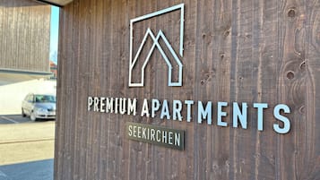 Pared de madera con un logotipo y texto que indica "PREMIUM APARTMENTS SEEKIRCHEN".