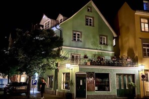 Ein zweistöckiges Gebäude mit einem Balkon, einem gut sichtbaren Eingang und einem Schild, auf dem 'A to F Restaurant' steht.