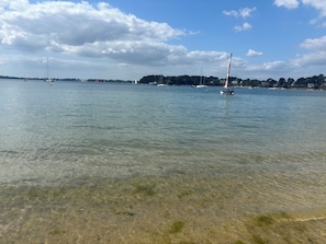 A calm body of water with boats and a clear sky. - Family home on the outskirts of Vannes and near the Morbihan Golf Course (Locmaria-Grand-Champ)