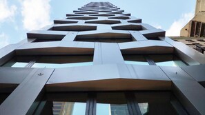 Un edificio moderno con fachada geométrica y grandes ventanales.