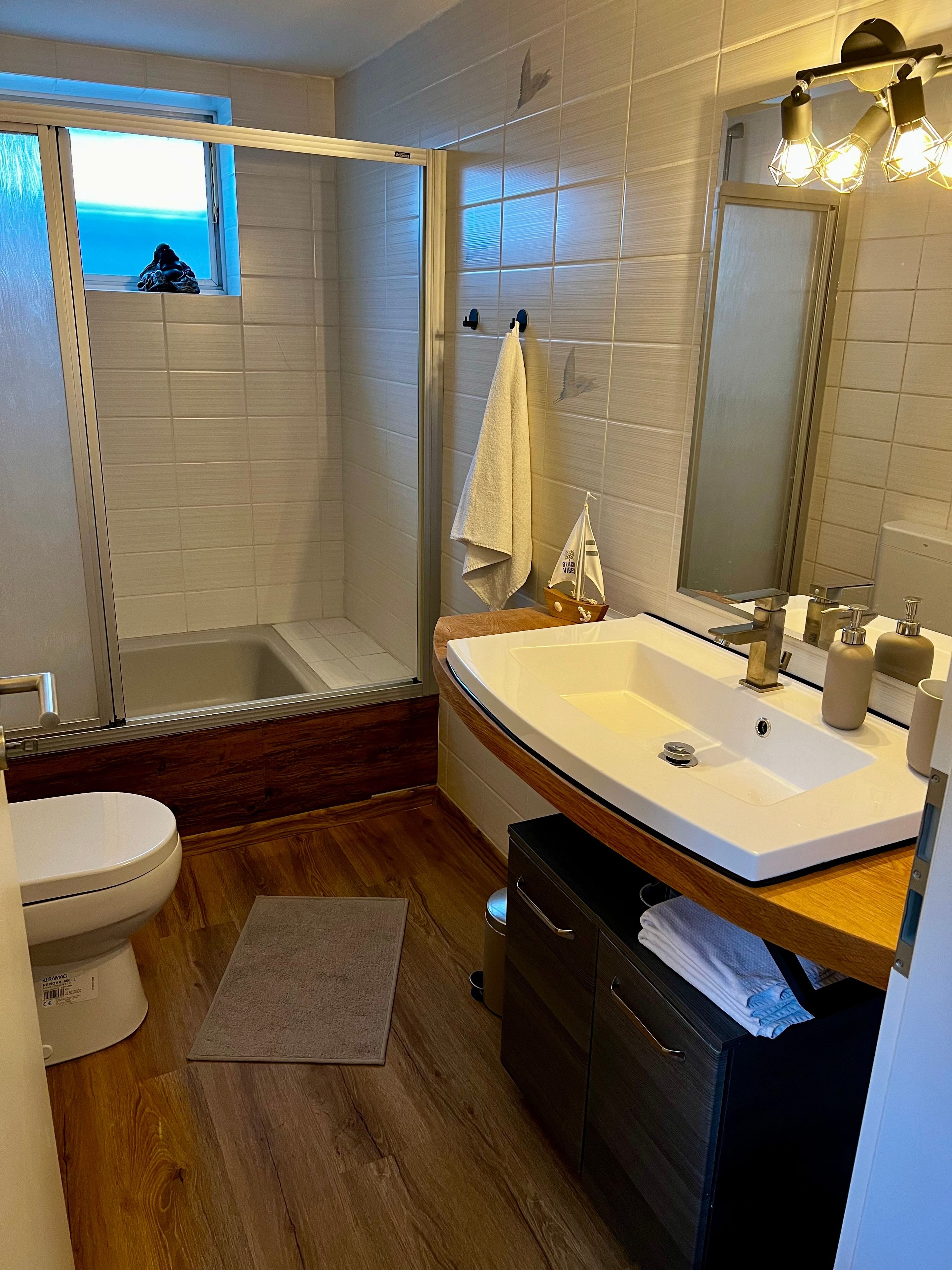 Ein Badezimmer mit Badewanne, Toilette, Waschbecken und Dusche.