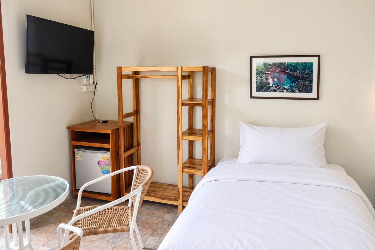 Habitación triple estándar, balcón, vistas al jardín | Wifi gratis
