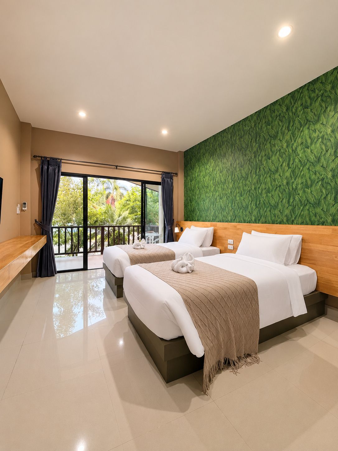 Een hotelkamer met twee bedden, een balkon en een groen gestructureerde muur.