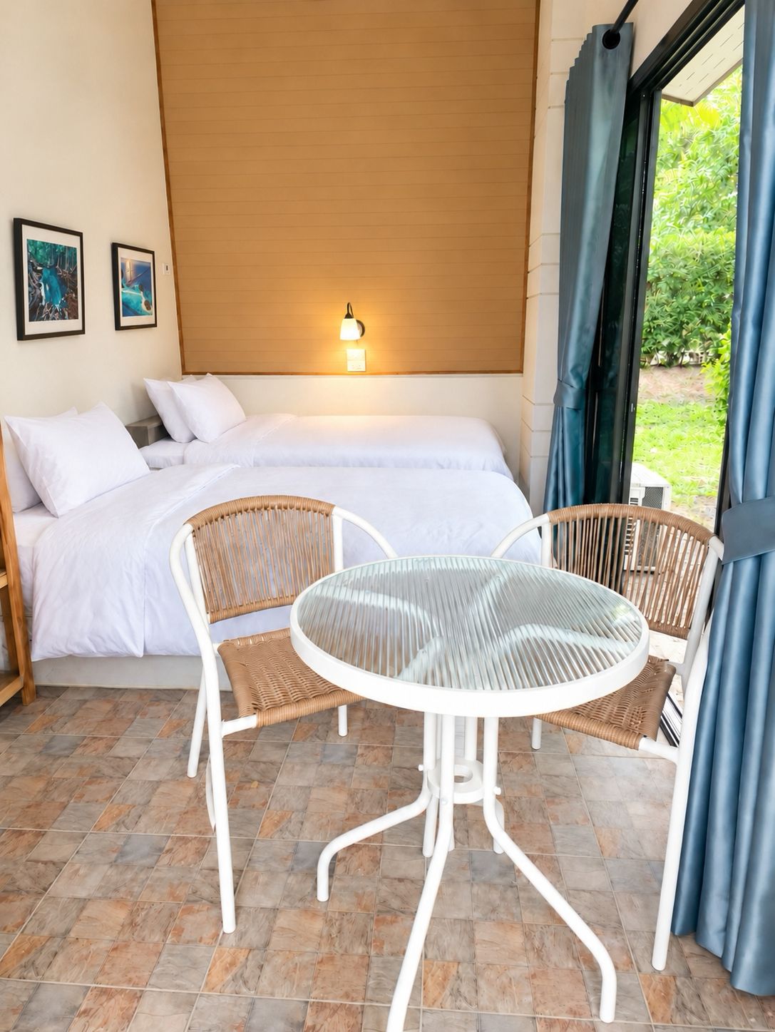 Quarto com cama, mesa de cabeceira, luminária na parede e janela com cortinas.