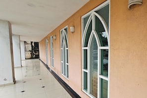A corridor with large windows and a tiled floor. - Hotel Sahara Rawang (Rawang)