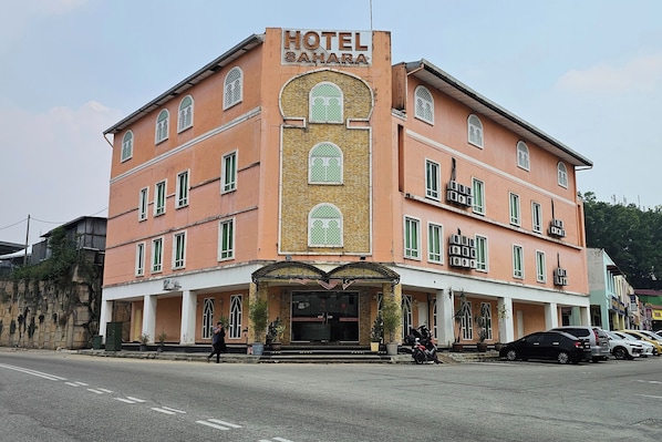 A two-story building with a sign reading 'HOTEL SAHARA'. - Hotel Sahara Rawang (Rawang)