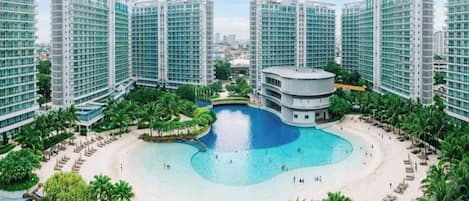 Hồ bơi ngoài trời