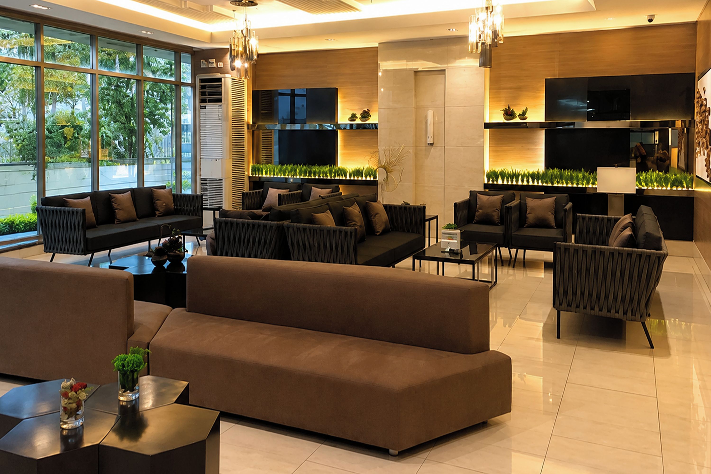 Un área de estar moderna con sofás, sillones y una mesa de centro.
