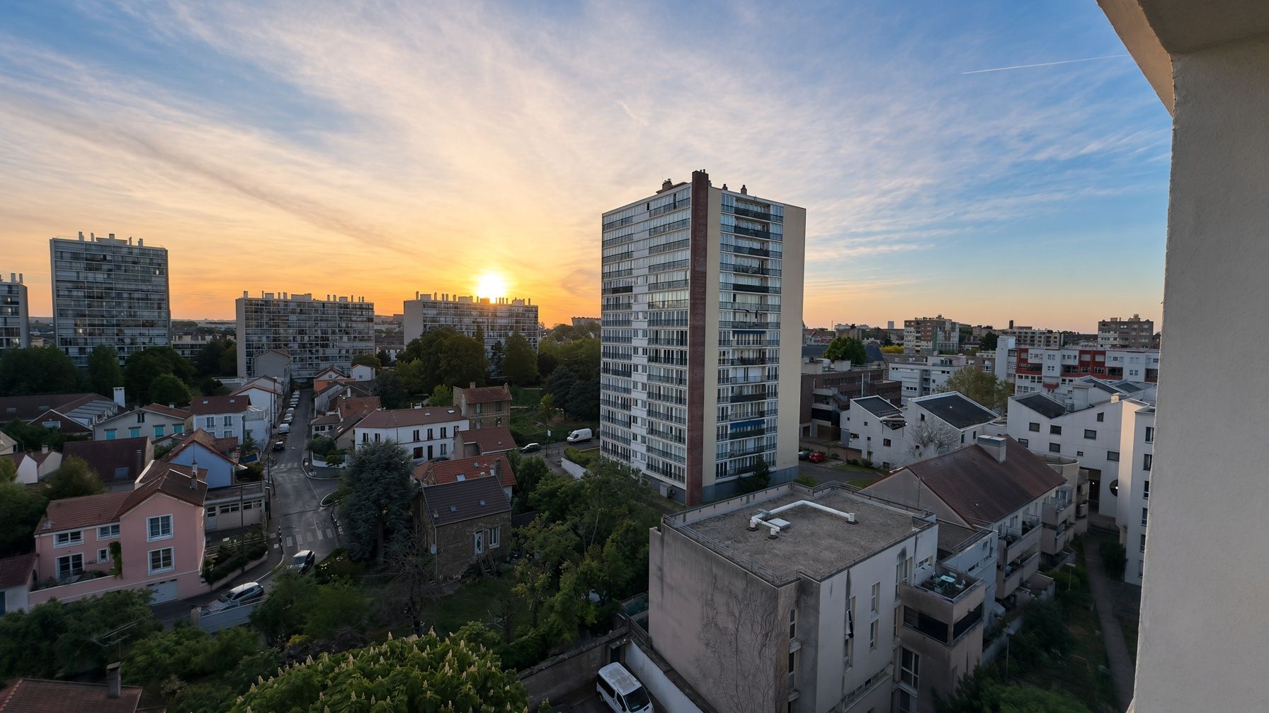 Panorama urbano con un grattacielo e edifici residenziali.