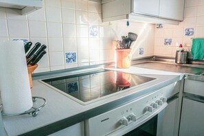 A kitchen with a Siemens stove, a paper towel holder, and a utensil holder. - Holiday apartment with 2 bedrooms (Wenningstedt-Braderup)