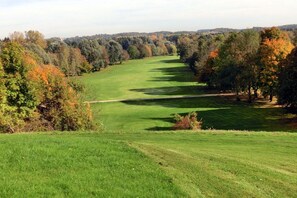A golf course with a clear path, surrounded by trees with autumn foliage. - Klingenburger bakery (Jettingen-Scheppach)