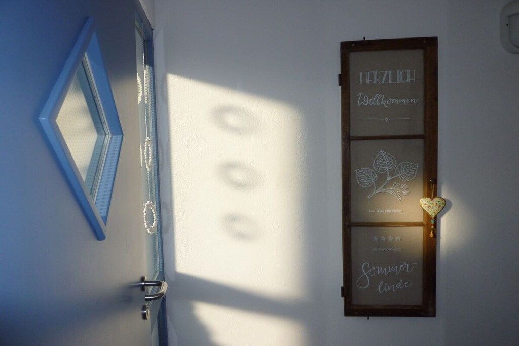 A door with a frosted glass panel and a heart-shaped decoration. - Holiday apartment with 2 bedrooms (Schwirzheim)