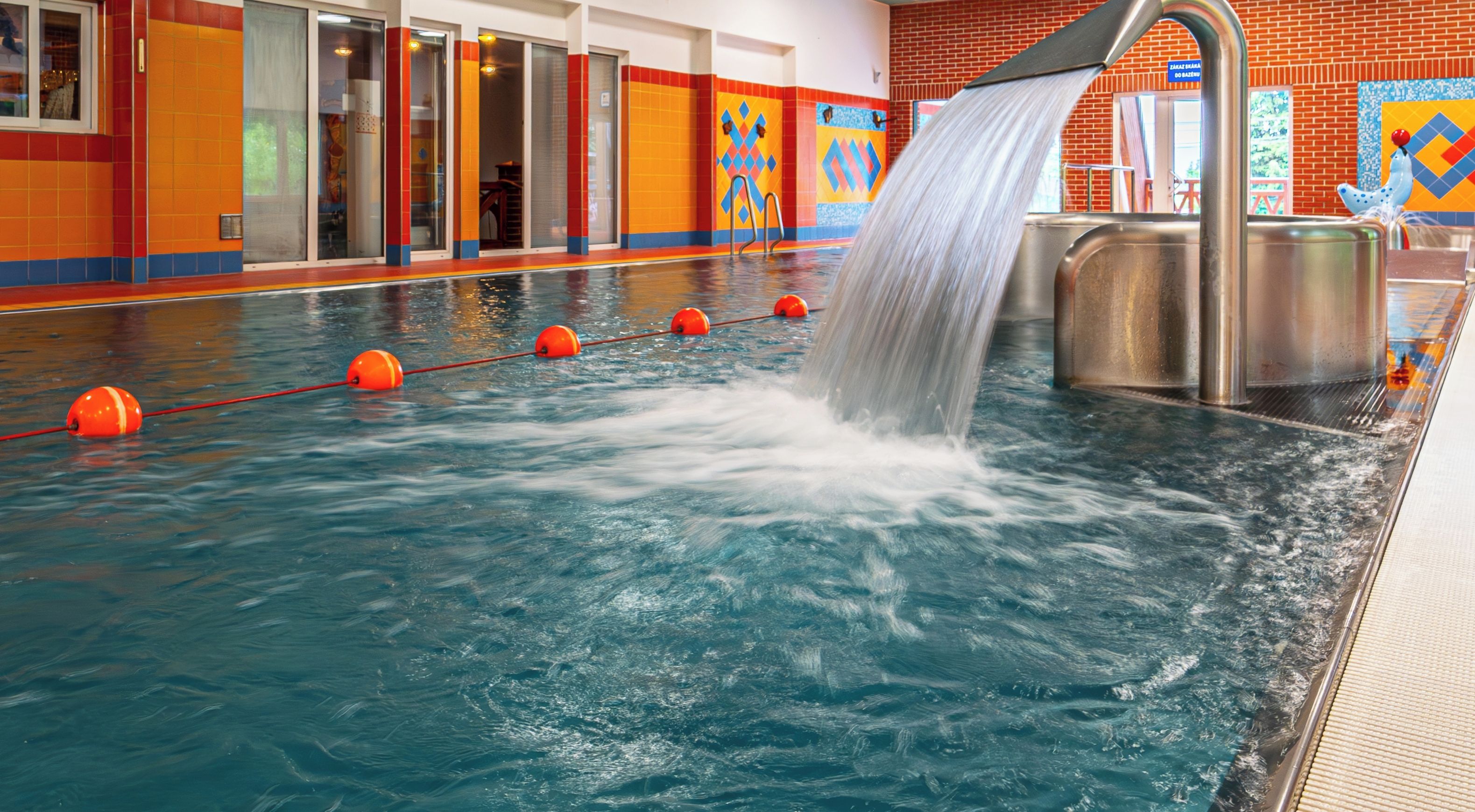 Una piscina interior con fuente de agua.