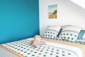 Ein Schlafzimmer mit einem Bett, Kissen und einem Wandbild.