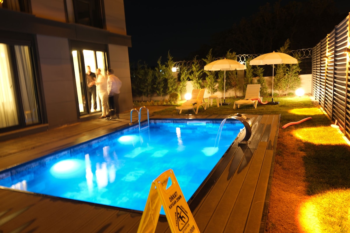 Lyxvilla - balkong - utsikt mot innergården | Privat pool