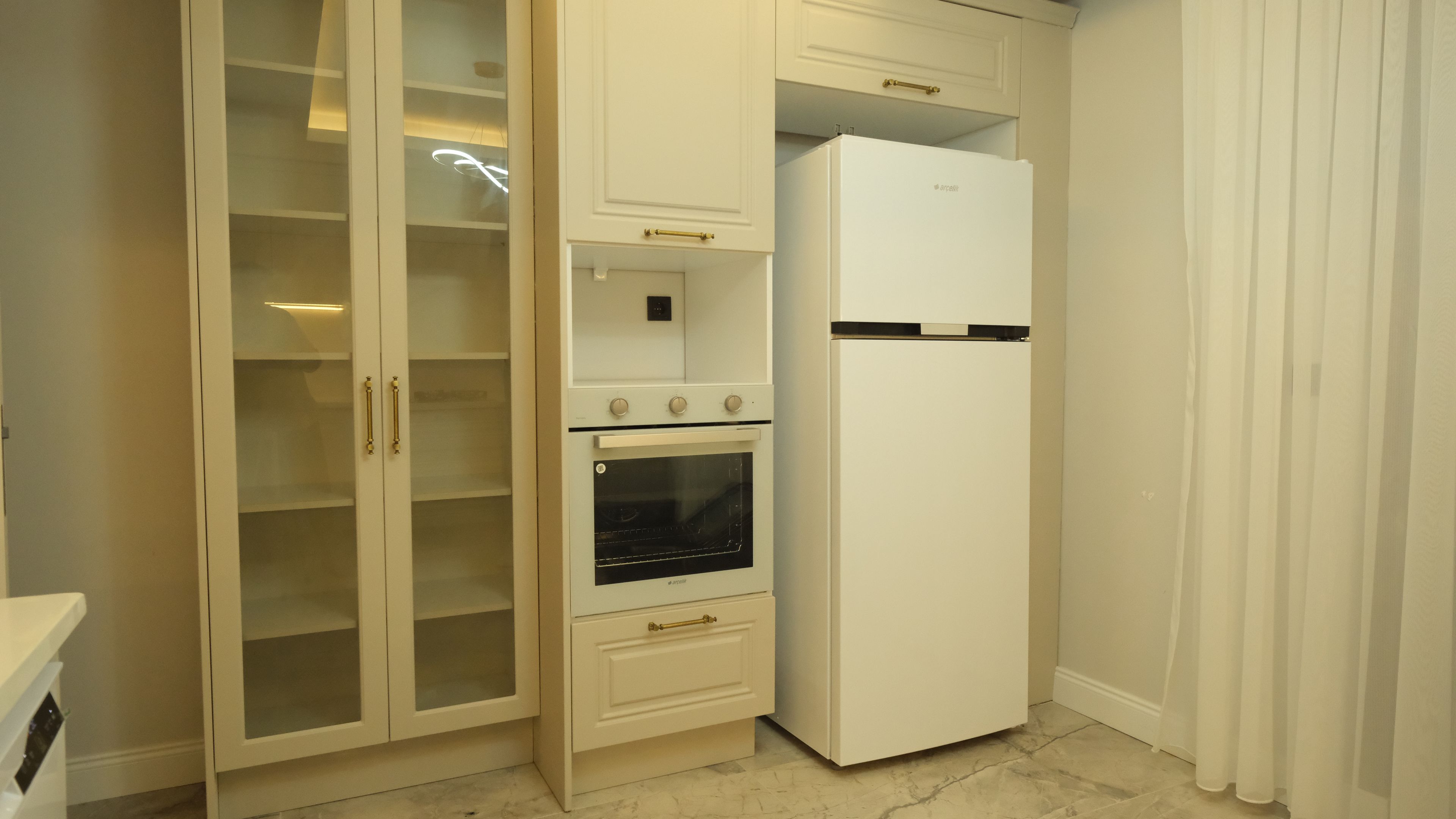 Full-size fridge, stovetop, dishwasher, cookware/dishes/utensils