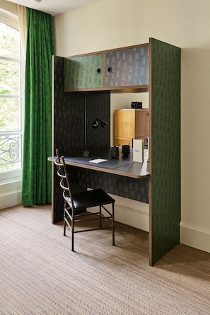 A room with a desk, chair, and a window with green curtains. - Grand Hôtel Nord-Pinus  (Arles)