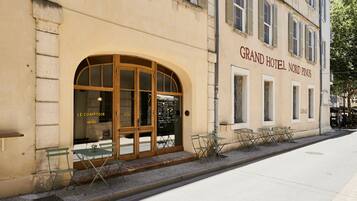A building with a sign reading 'GRAND HOTEL NOR. PINUS.'