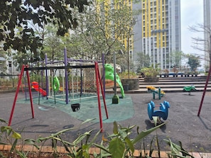 Un parc infantil amb cadenes, tobogans i estructures per pujar.