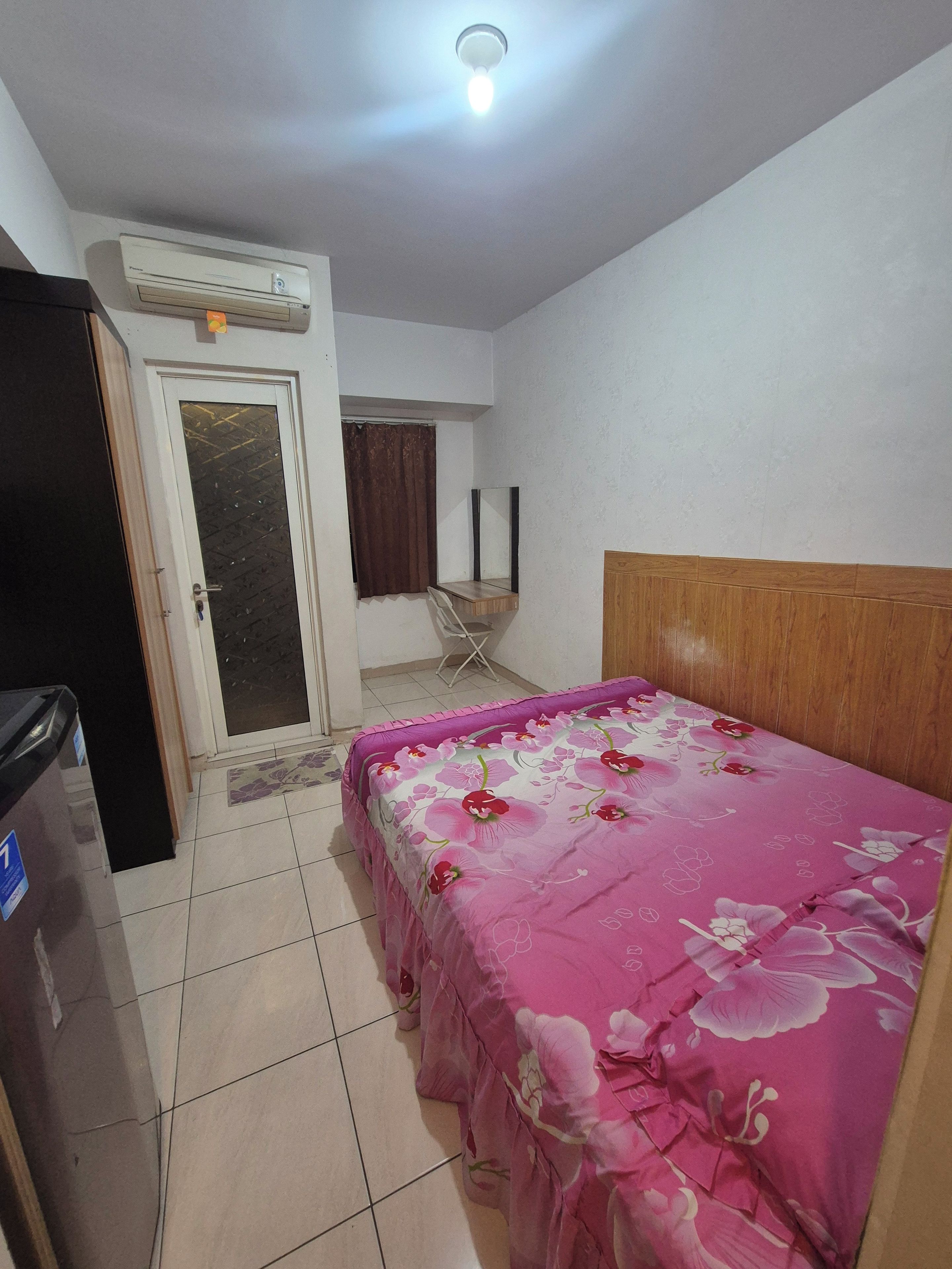 Quarto com cama, guarda-roupa, ar condicionado e espelho.