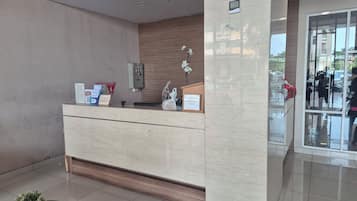 En reception med et moderne design, en digital skærm og et skilt, der angiver en 'KOTOKU'-service.