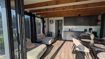 Een modern interieur met een eethoek, keuken en zithoek.