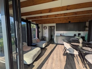 Een modern interieur met een eethoek, keuken en zithoek.