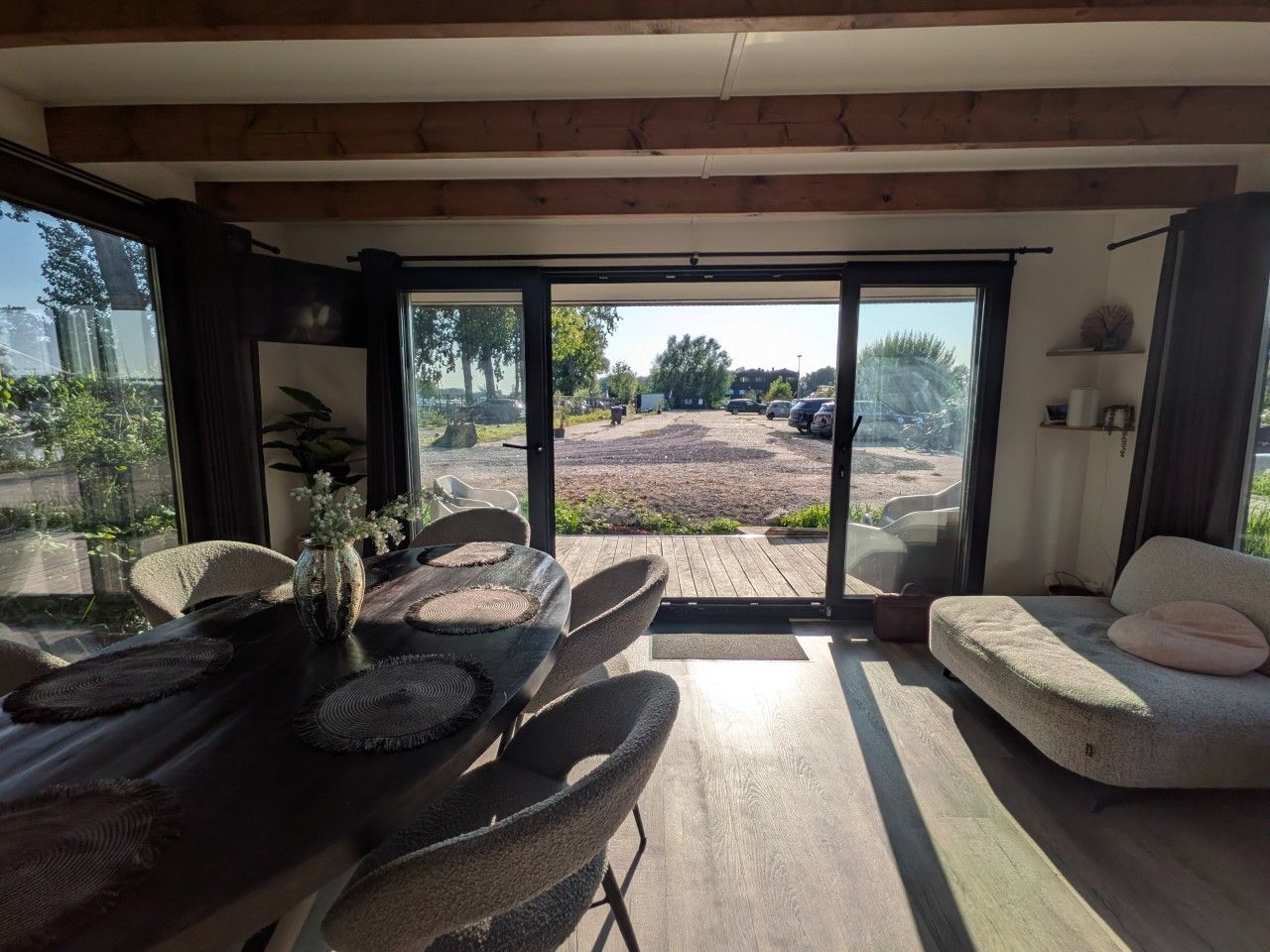 Un espacio abierto que combina sala y comedor, con vista al exterior.