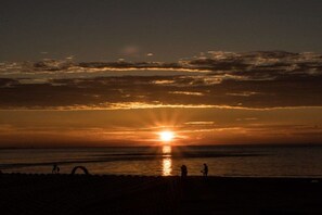 A sunset over a beach with silhouettes of people and a clear sky. - Luca Panorama Apt. 227, 1st floor (Cuxhaven)