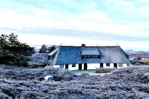 A house with a thatched roof, surrounded by a frosty landscape. - Holiday apartment with 1 bedroom (Kampen)