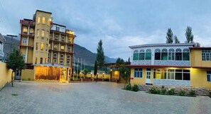 Unclassified image, 4 of 14, button - The Metropolitan Hotel (Ghizer)
