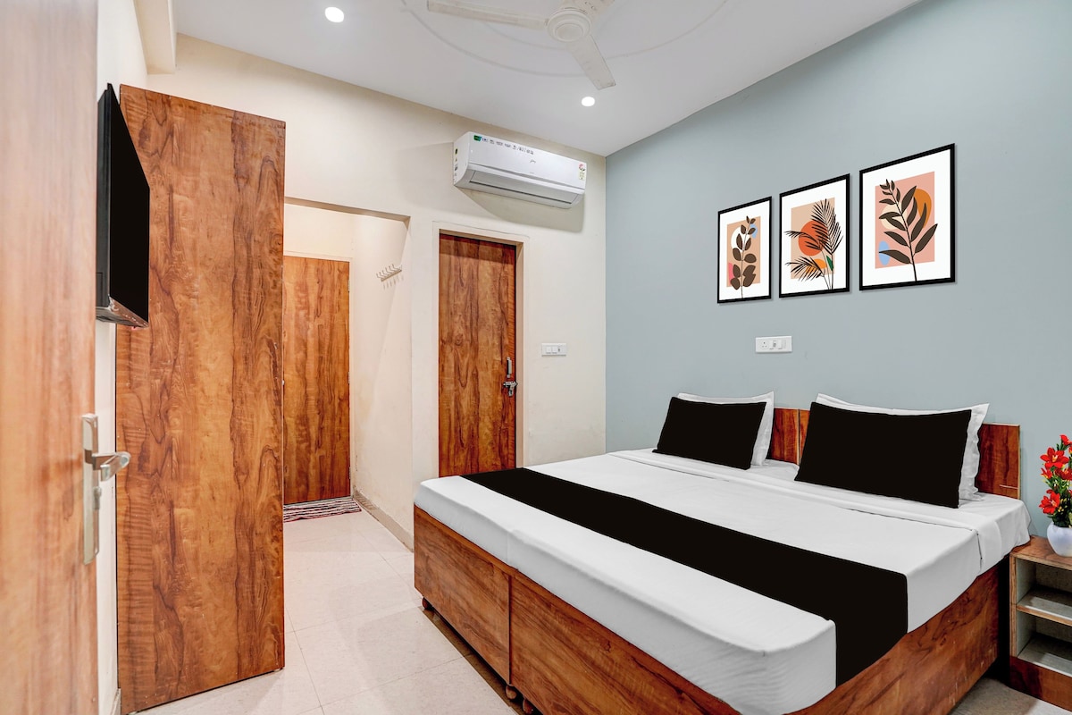 Un dormitorio con cama, armario de madera y ventilador de techo.