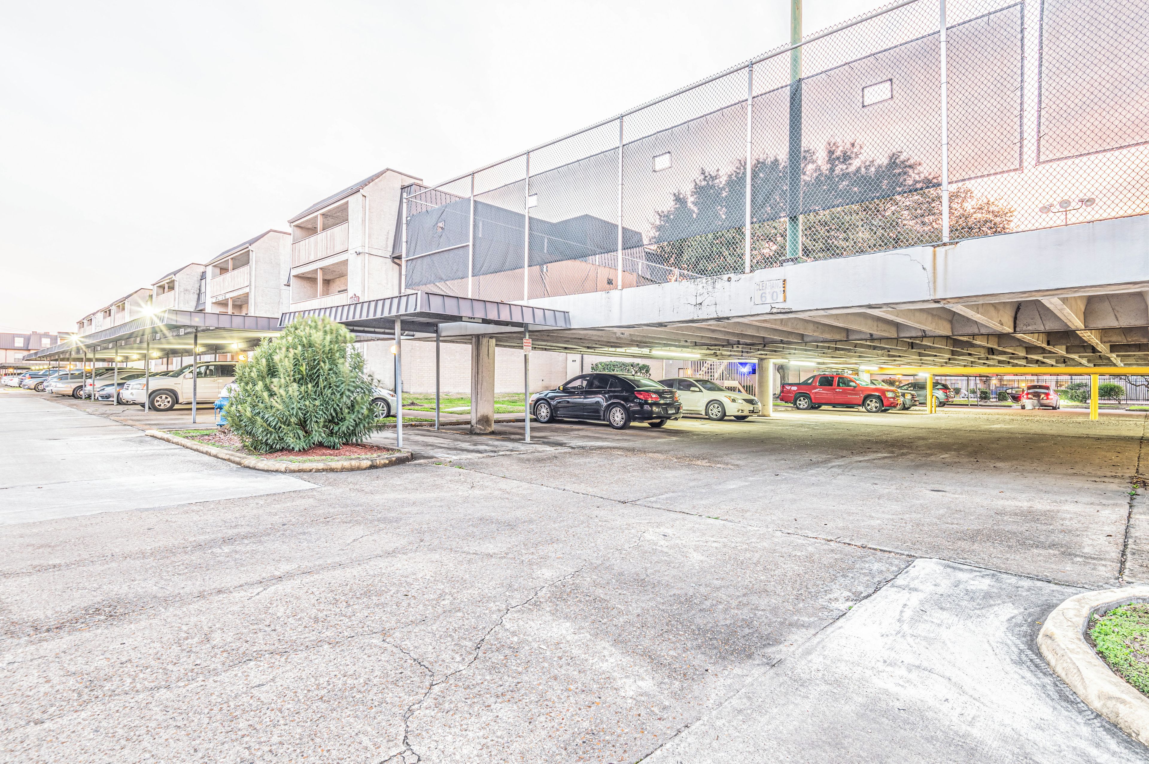 Un parking à étages doté d’une galerie couverte.