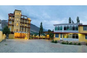 Unclassified image, 4 of 14, button - The Metropolitan Hotel (Ghizer)