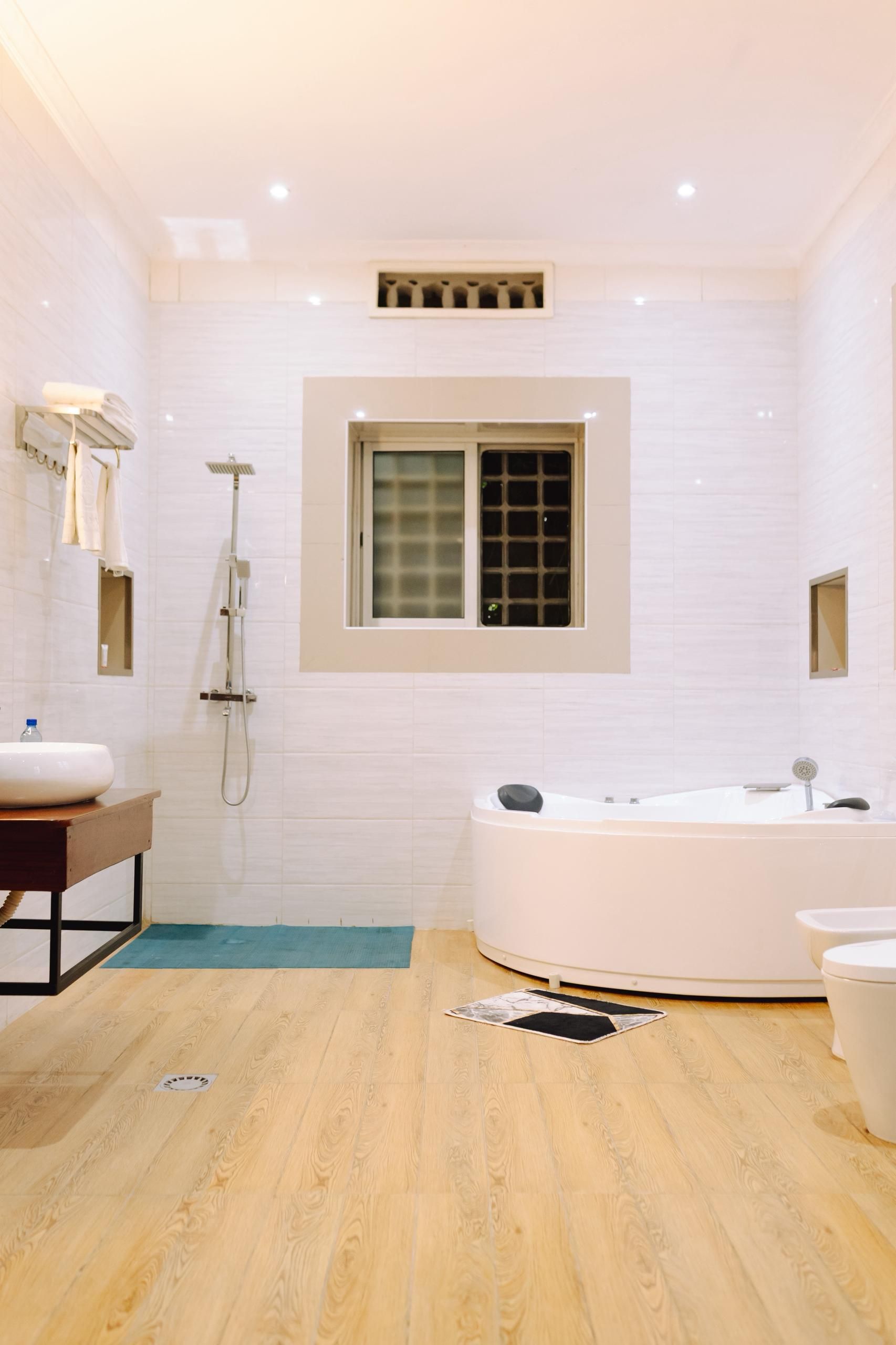 Un baño moderno con una bañera independiente, un tocador con lavabo y una zona de ducha.