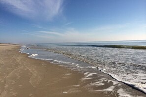 A beach with a clear sky and gentle waves. - Holiday apartment in Sylt with 3 bedrooms (Sylt \/ OT Westerland)