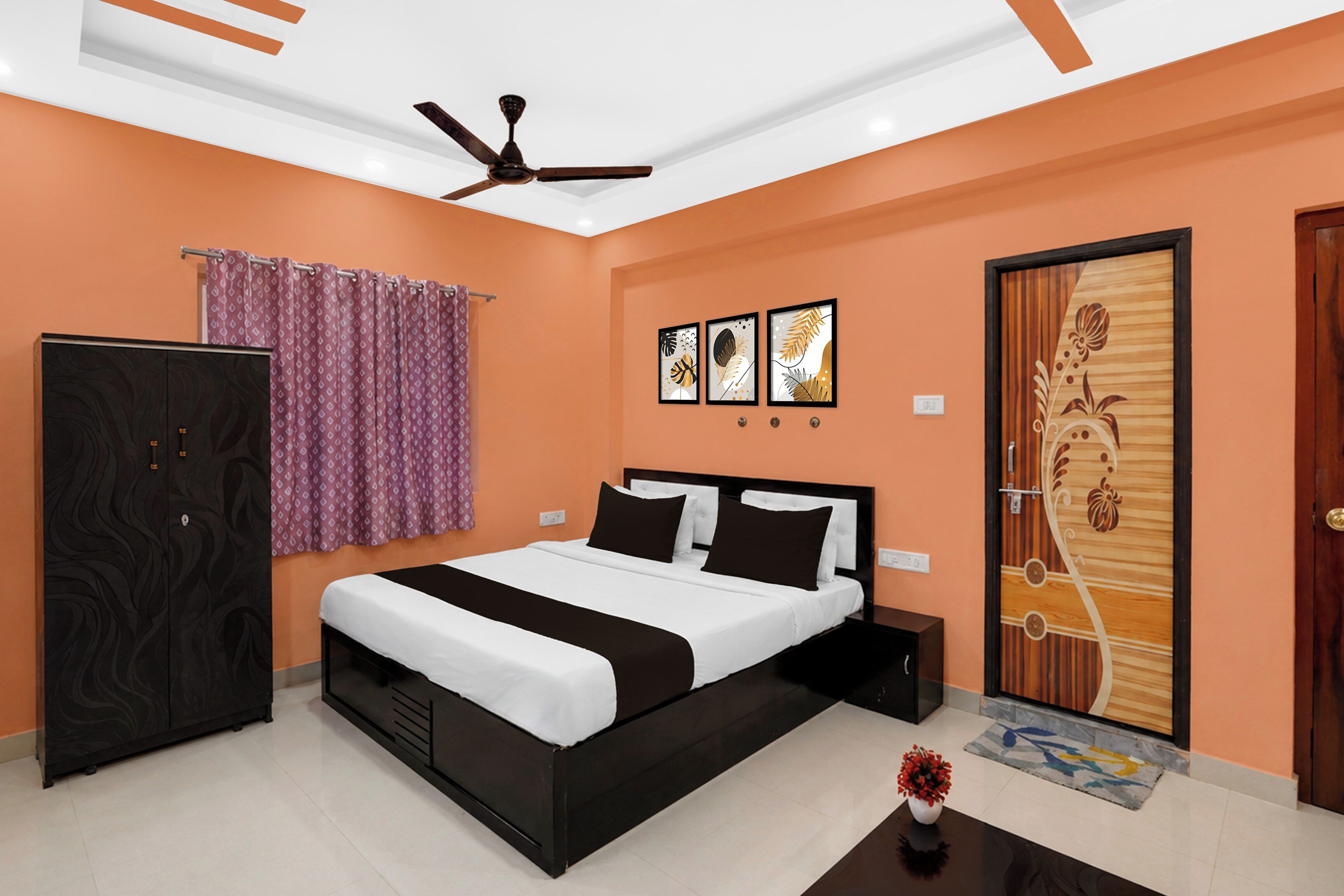 Un dormitorio con cama, armario, ventilador de techo, obra de arte y una puerta con panel decorativo.