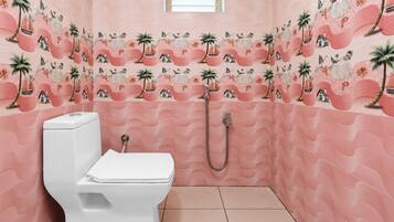 Un baño con inodoro blanco, ducha y pared con diseño ondulado.