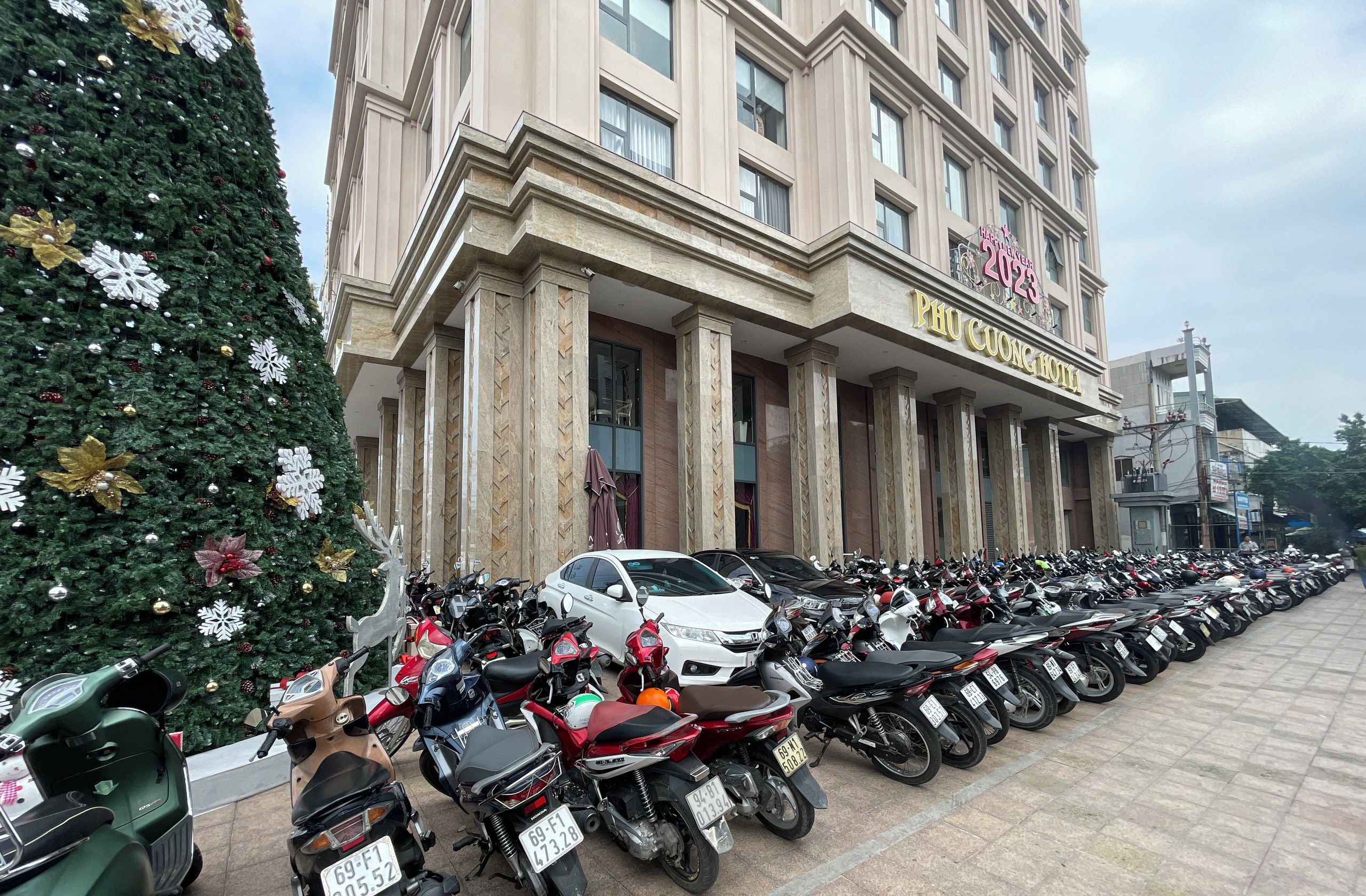 Ein Hotel mit einer Reihe geparkter Motorräder davor.