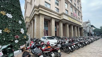 Ein Hotel mit einer Reihe geparkter Motorräder davor.