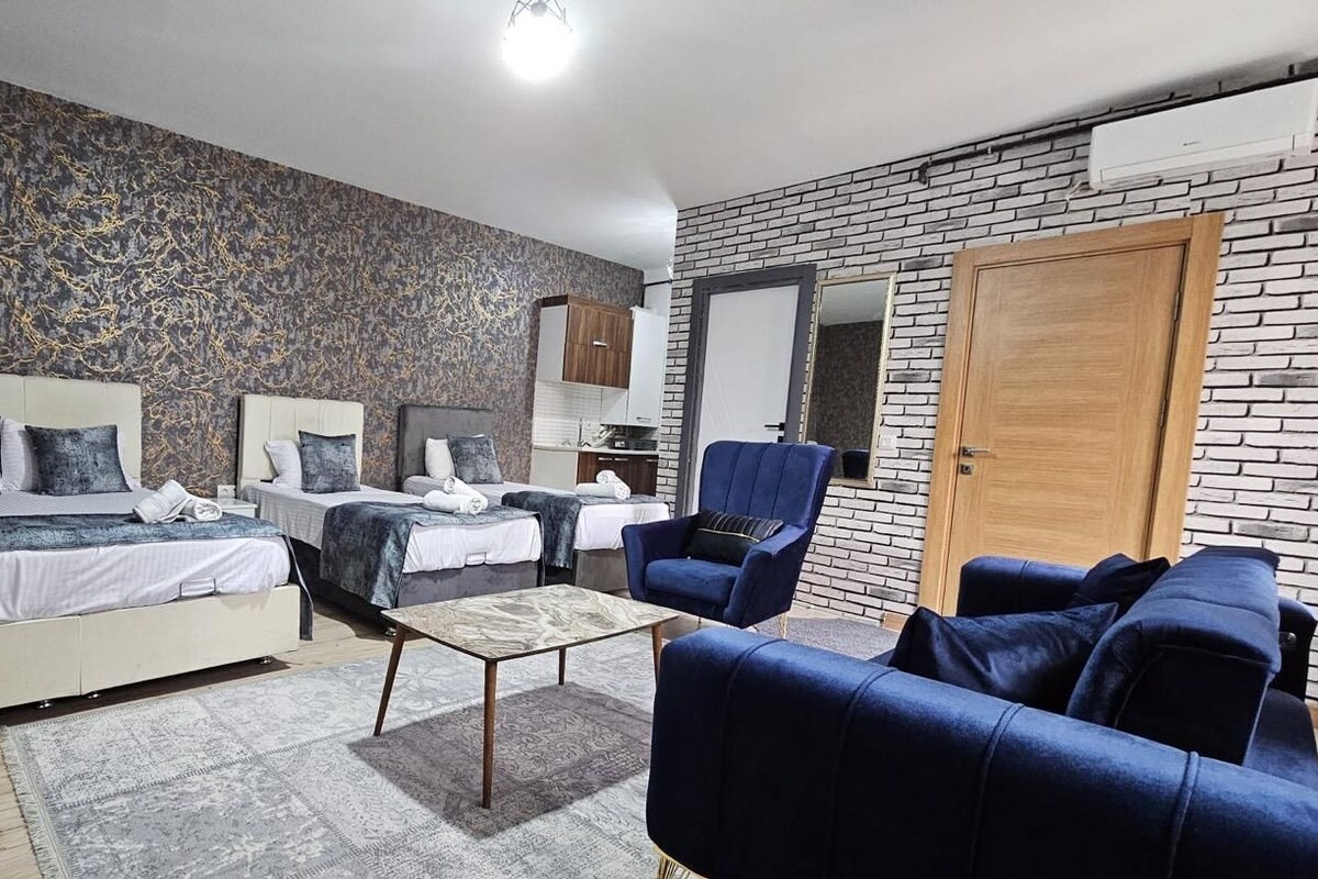 Habitació quàdruple familiar, vistes al jardí | Habitacions insonoritzades, planxa i posts de planxar i wifi gratuïta 