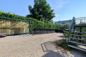 A gravel driveway leading to a gated entrance with a metal staircase. - Apartment 'La Prua - Capitan Libeccio' with Lake View, Wi-Fi, and Air Conditioning (Garda)