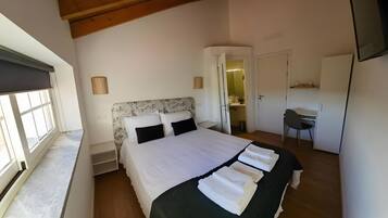 Une chambre à coucher avec un lit, un bureau et une chaise.
