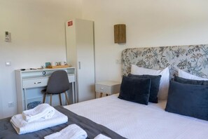 Unclassified image, 4 of 31, button - Room 'Double with Garden View 8' with Wi-Fi, air conditioning and parking. (Cercal)