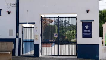 Ein verschlossener Eingang zu einem Gebäude, an dem ein Schild als Gästehaus zu erkennen ist.