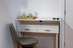 Unclassified image, 3 of 30, button - Room 'Twin 3' with Wi-Fi, air conditioning and parking. (Cercal)