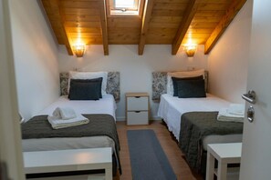 Unclassified image, 2 of 30, button - Room 'Twin 3' with Wi-Fi, air conditioning and parking. (Cercal)